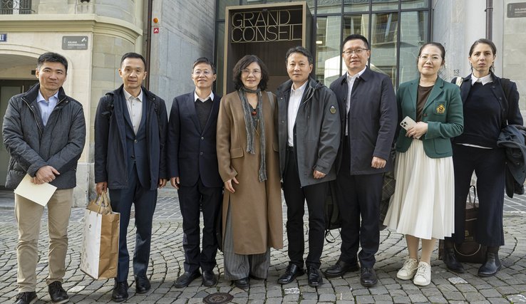 La délégation de l'Assemblée populaire du Jiangsu devant le Parlement vaudois.