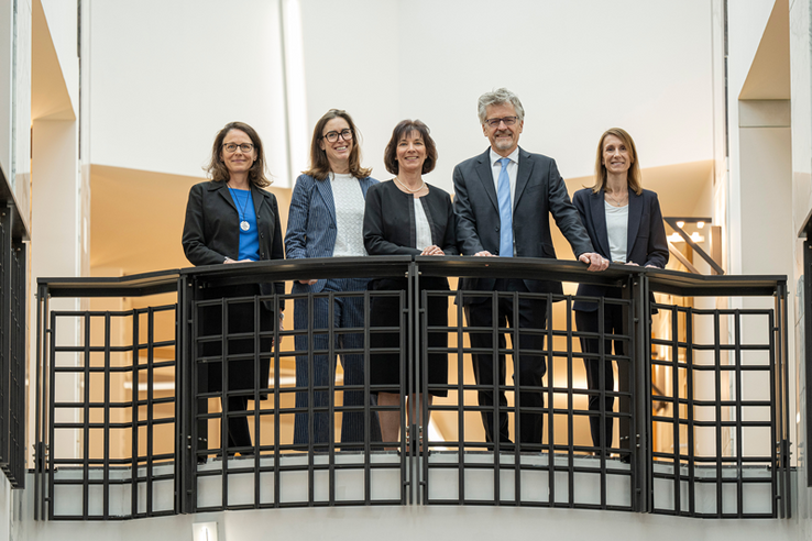 Les personnes posent à un balcon du Palais de justice de l'Hermitage.