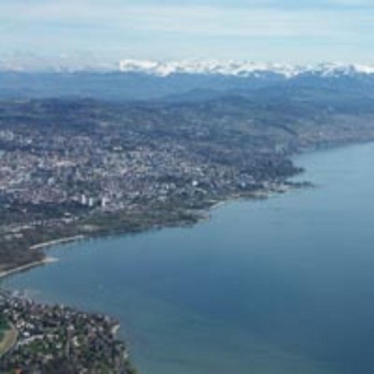 rive du lac de Neuchâtel vue du ciel