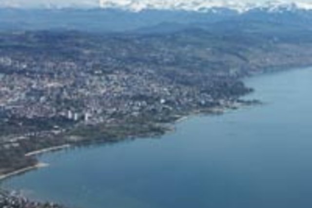 rive du lac de Neuchâtel vue du ciel