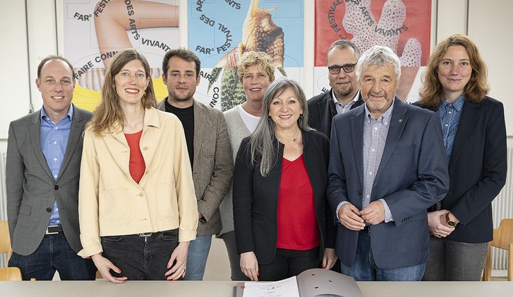 Photographie de Boris Mury, secrétaire général à Région de Nyon, Anne-Christine Liske, directrice du far°, Alexandre Démétriadès, municipal en charge de la culture à Nyon, Valérie Jeanrenaud, responsable culture à Région de Nyon, Nuria Gorrite, conseillère d’Etat en charge de la culture, Frédéric Mani, président à Région de Nyon, Daniel Rossellat, syndic à Nyon, et Chloé Besse, présidente du Conseil de fondation du far°