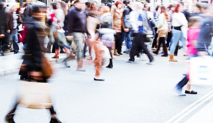 Image d'illustration: passants en ville, légèrement flous.