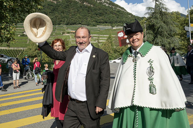 monsieur montangero accompagné d'une huissière soulève son chapeau