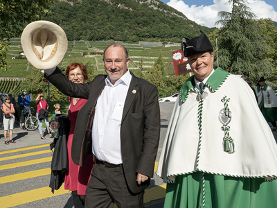 monsieur montangero accompagné d'une huissière soulève son chapeau