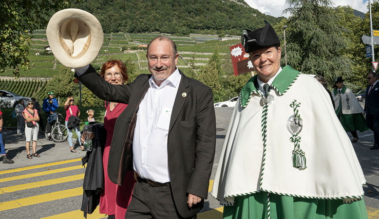 monsieur montangero accompagné d'une huissière soulève son chapeau