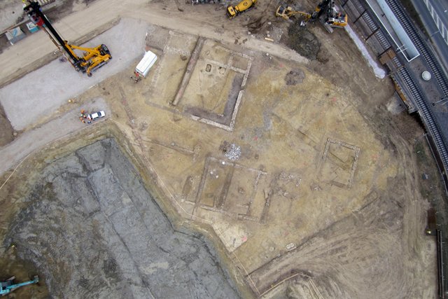 Vue aérienne du site mis à jour. Dans la terre se dessinent les contours de la construction romaine. Photo © senseFly Sarl
