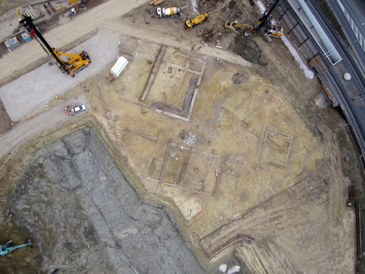 Vue aérienne du site mis à jour. Dans la terre se dessinent les contours de la construction romaine. Photo © senseFly Sarl