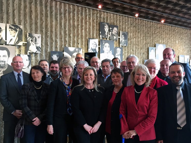 Le groupe de personnages pose dans un couloir.