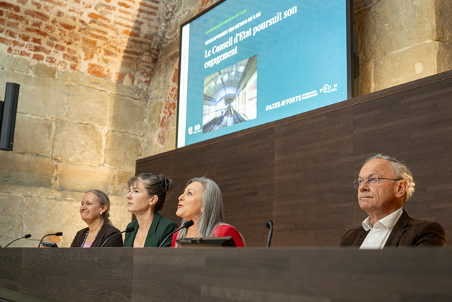 Les personnes côte à côte durant la conférence de presse, au château cantonal.