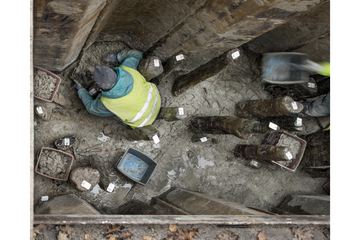 La fouille en tranchée à Corclettes les Pins. Fouille fine d’une couche archéologique en présence de nombreux pilotis. Photo: © Yves André.