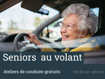 une femme senior portant des lunettes au volant