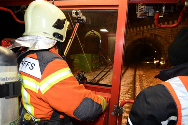 Pompier devant l'entrée du tunnel du Mont-d'Or