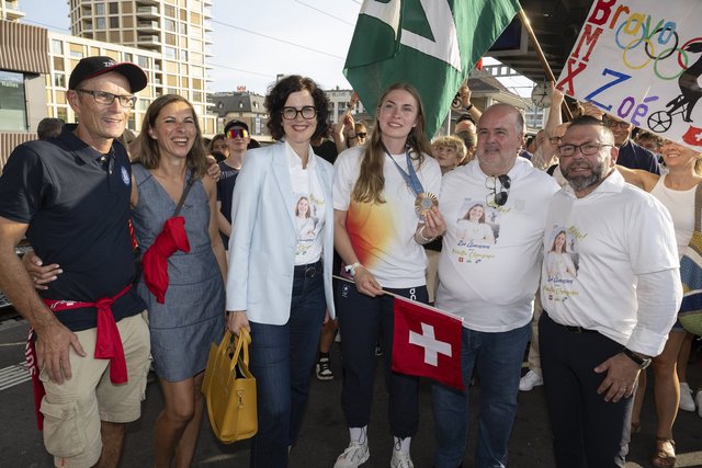 Photo de Zoé Claessens accueillier à la gare de Morges par ses fans