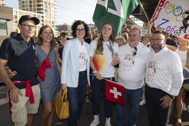 Photo de Zoé Claessens accueillier à la gare de Morges par ses fans