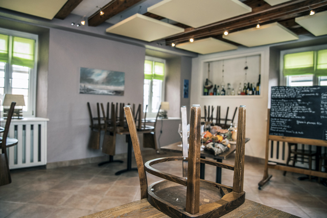 chaises sur les tables dans un restauran