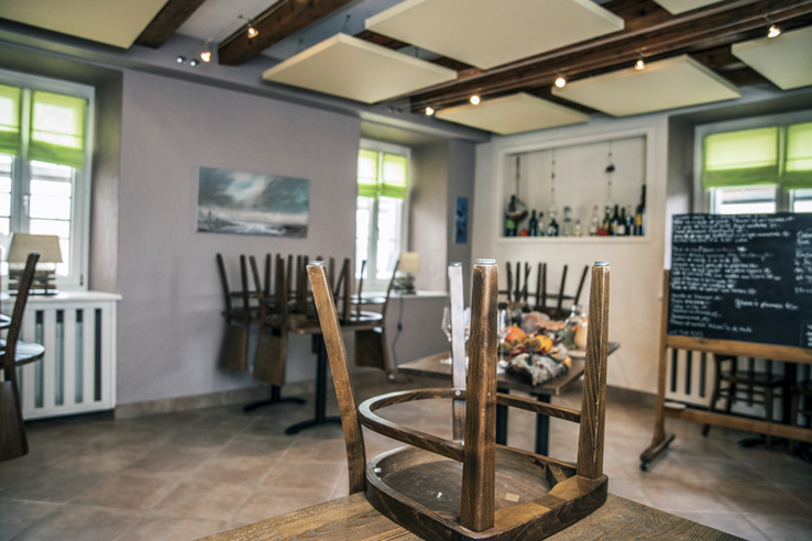chaises sur les tables dans un restauran