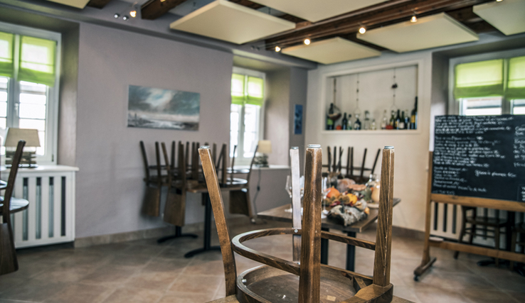 chaises sur les tables dans un restauran