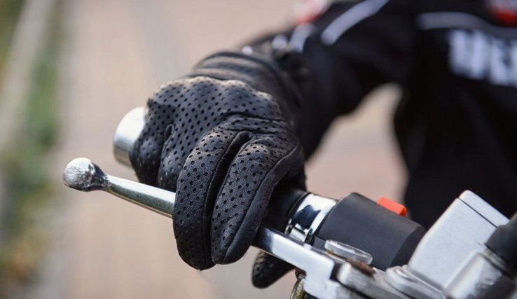 illustration: une main sur un guidon de moto