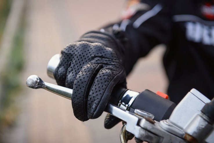 illustration: une main sur un guidon de moto