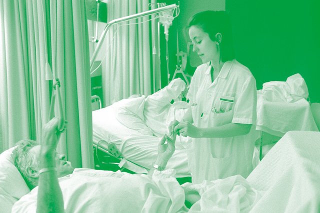 photo d'une soignante au chevet d'un patient