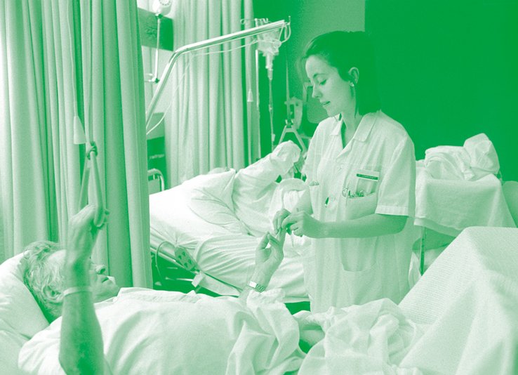 photo d'une soignante au chevet d'un patient