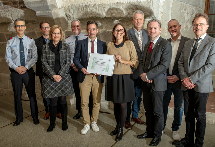 Les représentants des polices concernées posent, le conseiller d'Etat et la présidente du comité de direction de Police Région Nyon tiennent le diplôme, au centre.