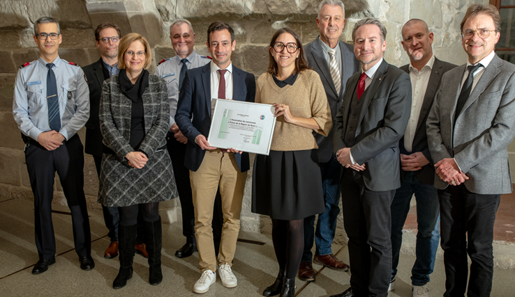 Les représentants des polices concernées posent, le conseiller d'Etat et la présidente du comité de direction de Police Région Nyon tiennent le diplôme, au centre.