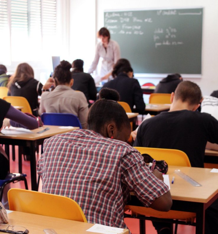 élèves de dos dans une salle de classe