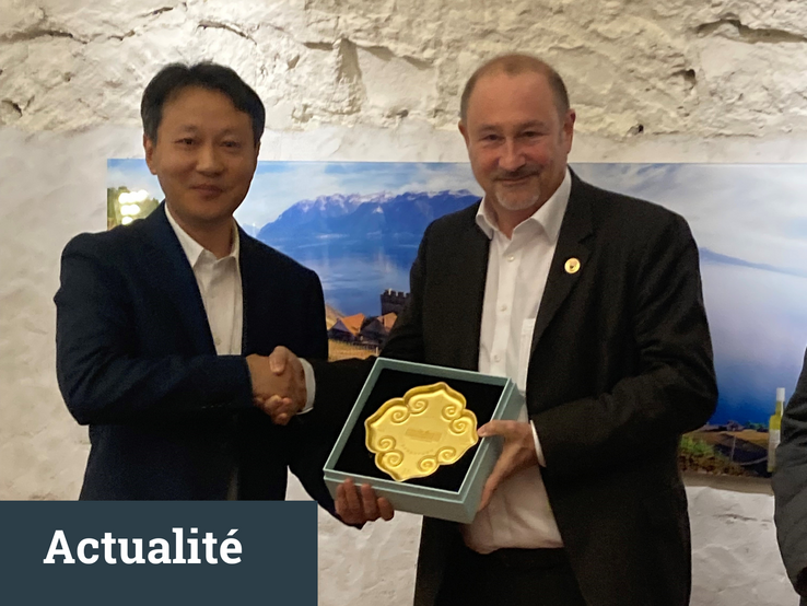 Le Chef de la délégation du Jiangsu et le Président du Grand Conseil lors de l'échange des cadeaux protocolaires.