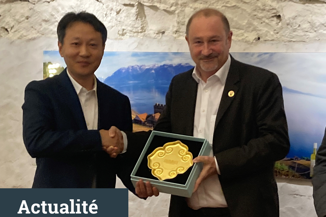 Le Chef de la délégation du Jiangsu et le Président du Grand Conseil lors de l'échange des cadeaux protocolaires.