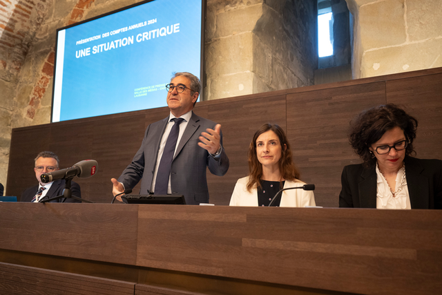 Monsieur Borloz est debout, ses collègues assises. Sur l'écran derrière lui on lit: "Une situation critique"