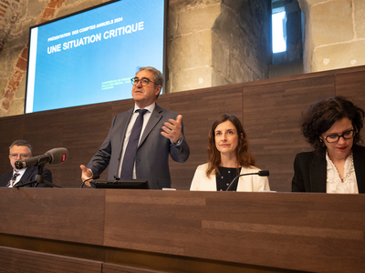 Monsieur Borloz est debout, ses collègues assises. Sur l'écran derrière lui on lit: "Une situation critique"