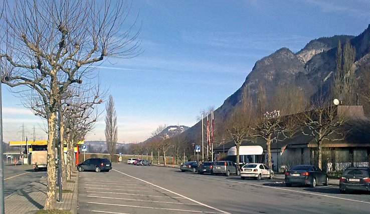 Vue de l'aire d'Yvorne: au fond la station service, à droite le bâtiment du restaurant.