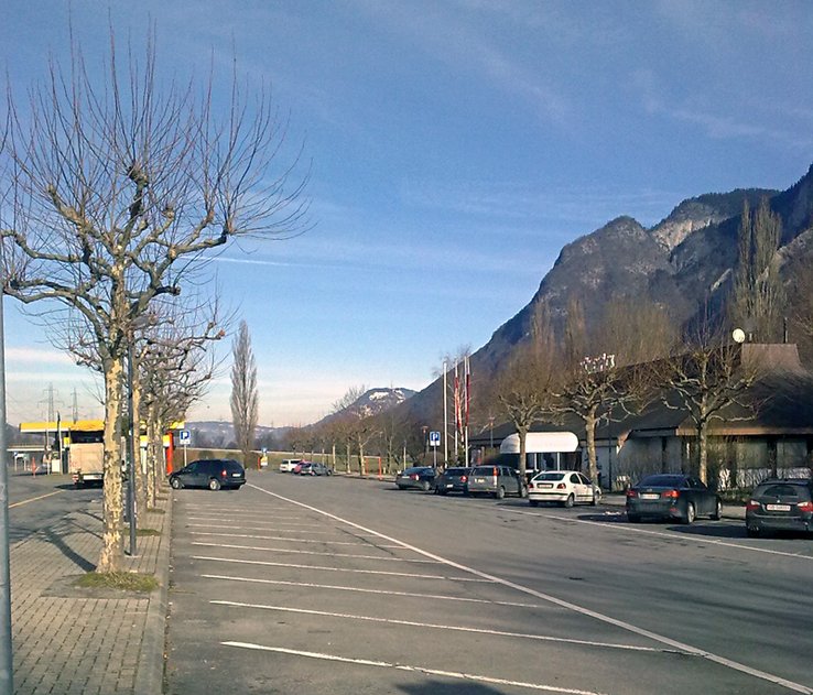 Vue de l'aire d'Yvorne: au fond la station service, à droite le bâtiment du restaurant.