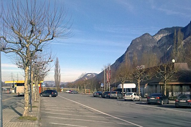 Vue de l'aire d'Yvorne: au fond la station service, à droite le bâtiment du restaurant.