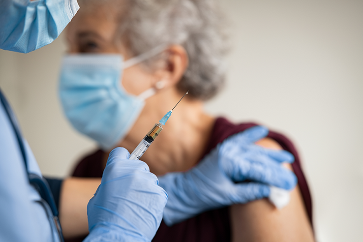 Personne âgée se faisant vacciner