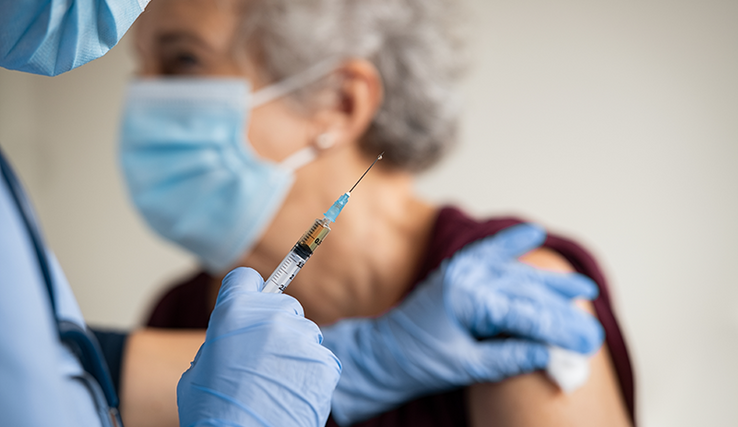 Personne âgée se faisant vacciner