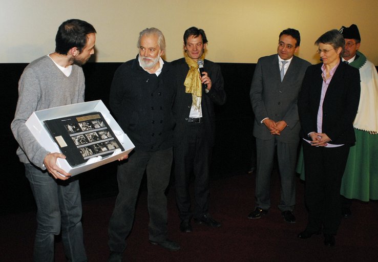 Les représentants de la famille Chaplin transmettent l'album Keystone à la direction du Musée de l'Eylsée.