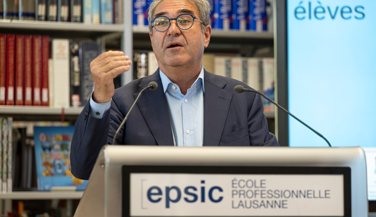 Le conseiller d'Etat devant un pupitre à l'EPSIC.