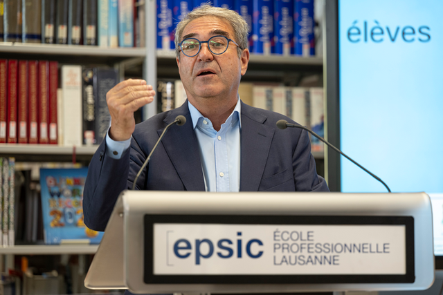 Le conseiller d'Etat devant un pupitre à l'EPSIC.