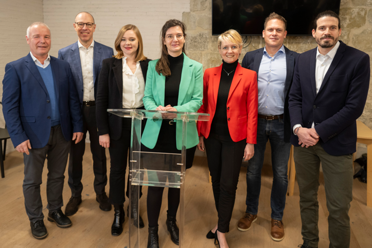 Claude Baehler, président d’AgroImpact, Eugenio Simioni, directeur général de Nestlé Suisse, Valérie Dittli, conseillère d’Etat, Aude Jarabo, directrice d’AgroImpact, Isabelle Moret, conseillère d’Etat, Benoit Stadelmann WWF Suisse et Martin Pidoux, directeur de Prometerre. 