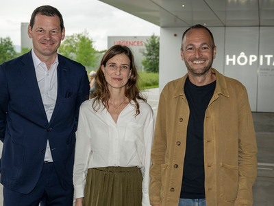 les personnages posent devant l'Hôpital de Rennaz (Vaud)