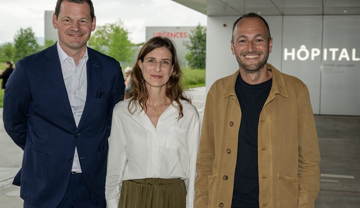 les personnages posent devant l'Hôpital de Rennaz (Vaud)