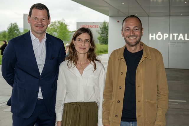 les personnages posent devant l'Hôpital de Rennaz (Vaud)