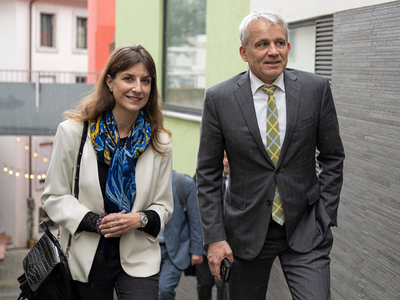 Les deux personnes, photographiées dans la rue.