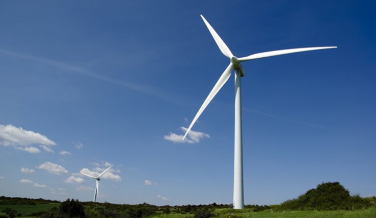 Deux éoliennes dans la campagne.