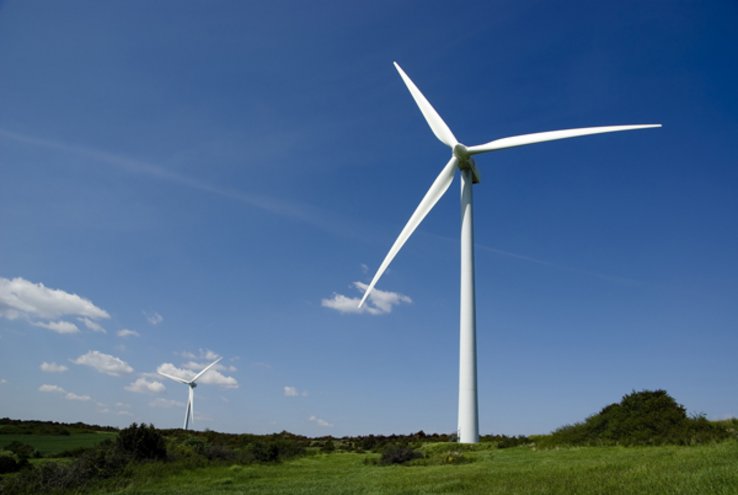 Deux éoliennes dans la campagne.