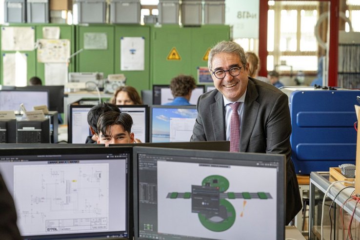 Frédéric Borloz s'est rendu dans les ateliers de l'ETML pour parler de la valorisation de l'apprentissage.