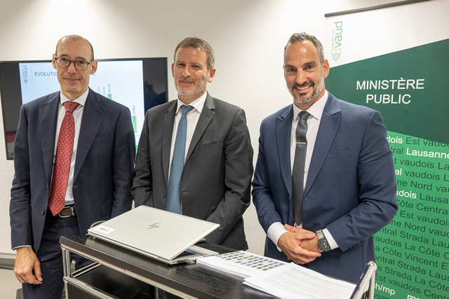 les trois personnes posent