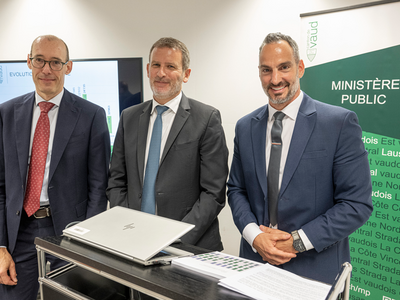 les trois personnes posent
